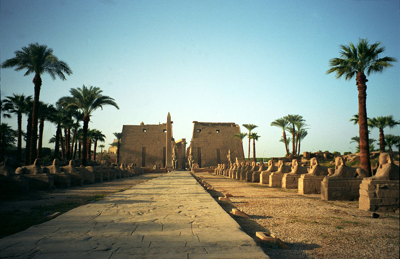 Chrám v Luxoru s alejí menších sfing (Wiki)