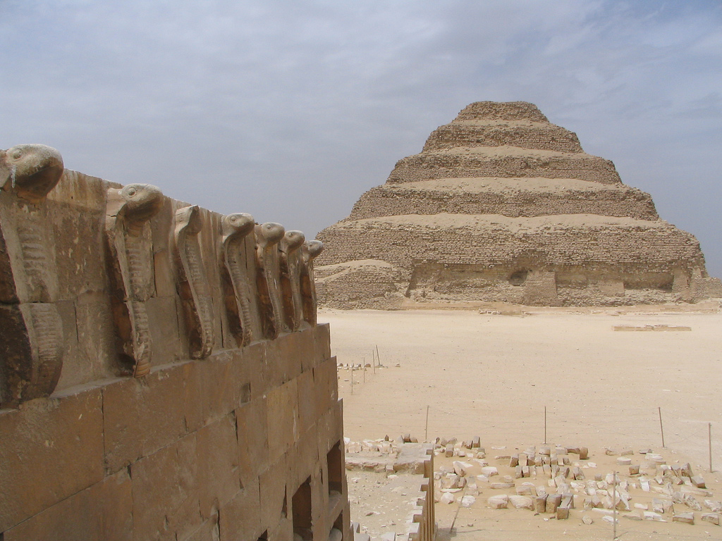 Přístup k Džóserově pyramidě stráží vztyčené kobry...