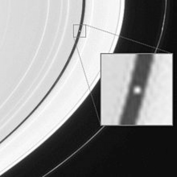 Fotografie pastýřského měsíčku Pan v Enckeho dělení Saturnova prstence dokládá přiléhavost jeho jména. Pan byl řecký bůh pastýřů. Tak, jako on hlídal svá stáda, tak i měsíček Pan svou gravitací drží Saturnův prstenec v patřičných mezích. (Wikipedie)